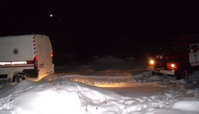 Минулої ночі зі снігу на Полтавщині витягали швидку на виклику